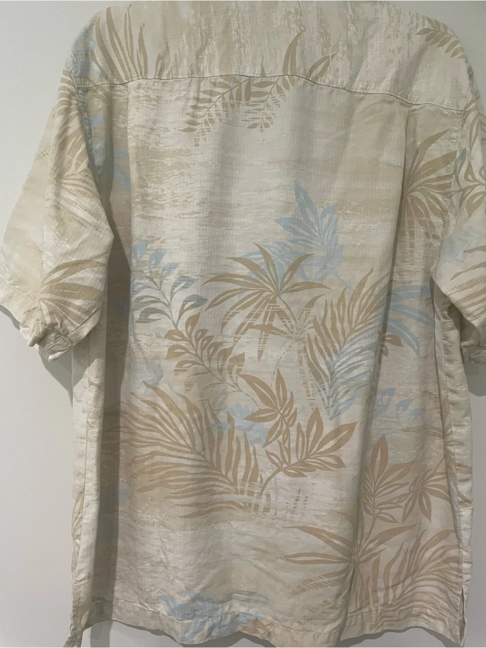 Tommy Bahama 100% Silk Camp Shirt Tan, Beige, and Blue Hawaiian Leaf Size Large